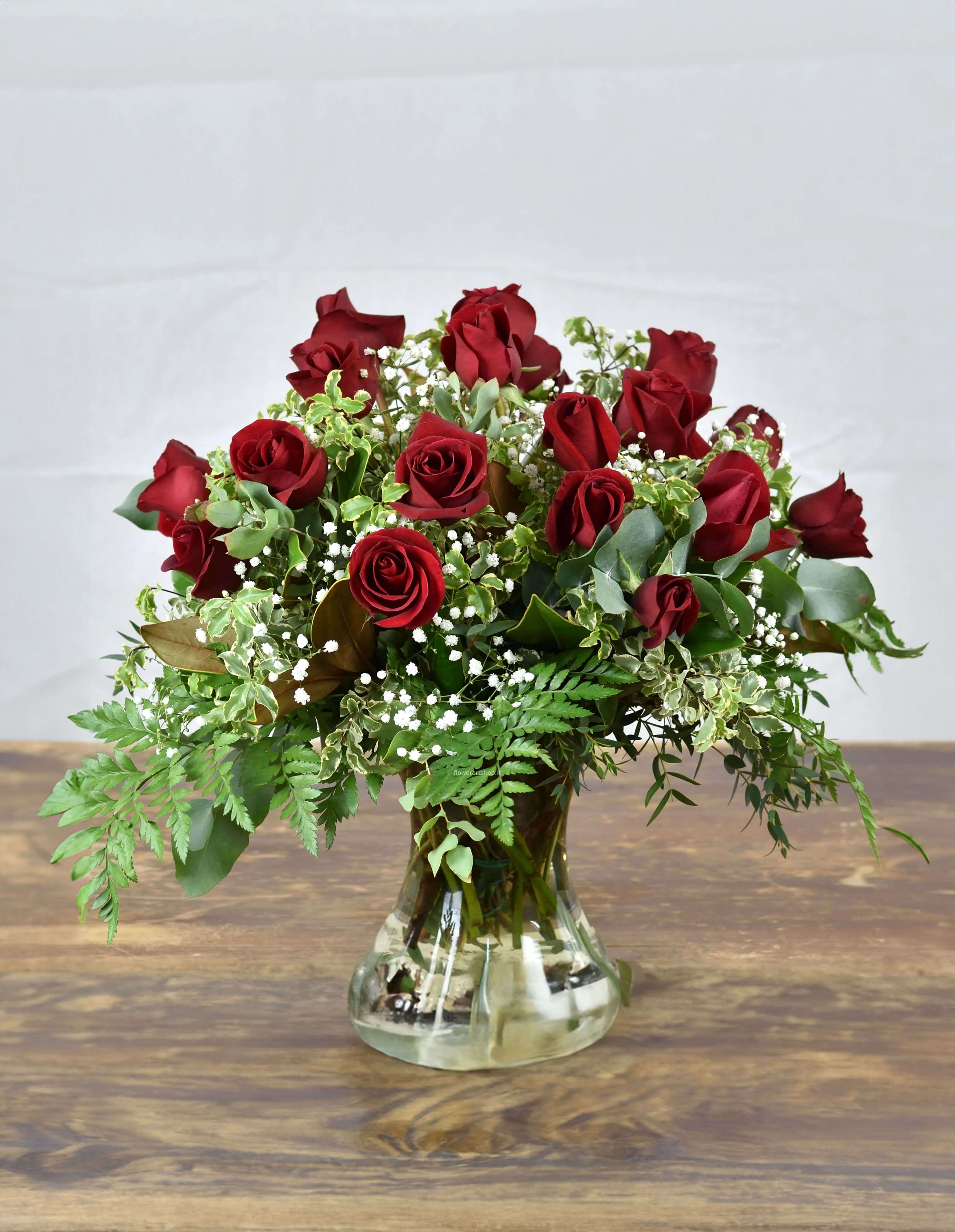 Bouquet di rose rosse confezionato.